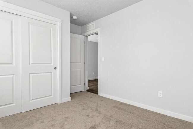 Building Photo - Beautiful 4bd/2ba Single Level Home w/RARE 4-CAR GARAGE