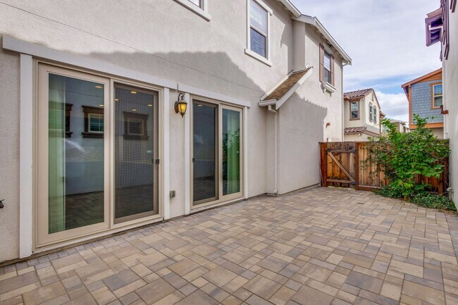 Building Photo - Gorgeous Santa Clara Home with Pool, EV Ho...