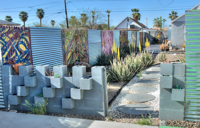 Building Photo - 1522 E Pierce St