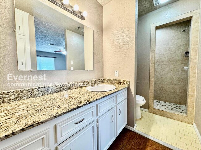 Building Photo - 3-bedroom, 2.5-bathroom Home with Garage /...