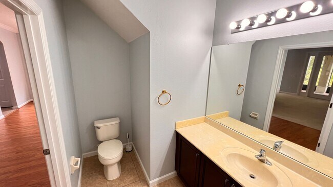 Building Photo - Available NOW! Stunning 4-Bedroom Home in ...
