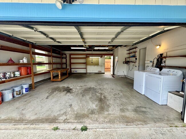 Building Photo - 2027 Fuerte Ln