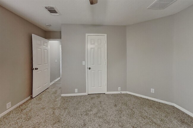 Building Photo - 19307 Royal Isle Dr