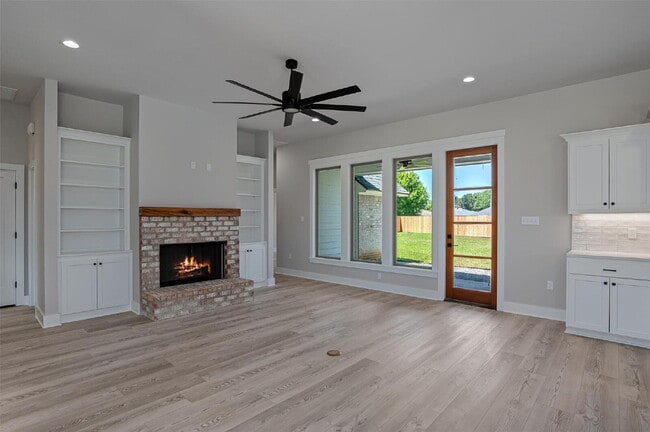 Building Photo - "Charming 3-Bed Retreat with Granite Elegance & Cozy Fireplace in Benton!"