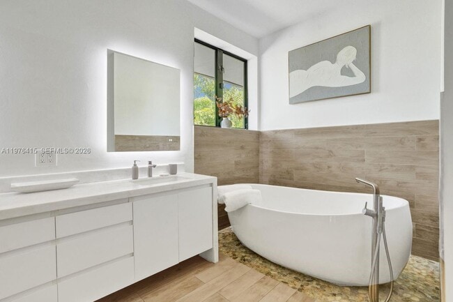 Building Photo - 5735 N Bay Rd