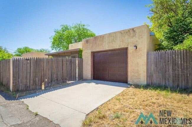 Building Photo - 1009 W Poe St