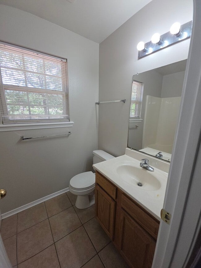 Building Photo - 102 Willow Creek Dr