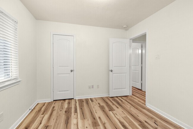 Building Photo - 12822 Lakeshore Dr