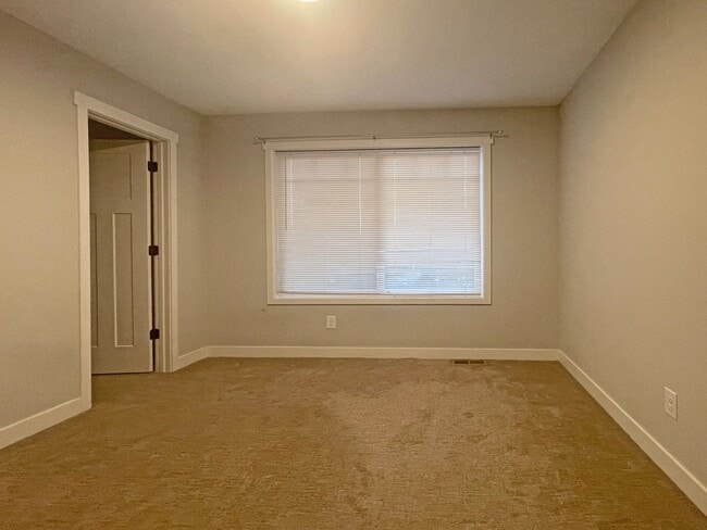 Building Photo - Spacious and Modern 4 Bedroom 3 Bath in Richfield is Pet Friendly!