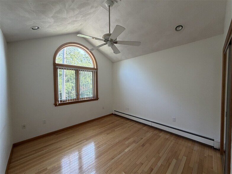Building Photo - 116 Grove St