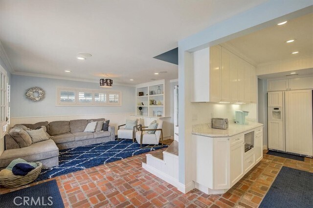 Building Photo - 2128 Miramar Dr