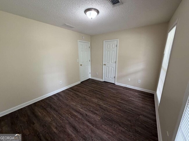 Building Photo - 211 Ravenwood Ct