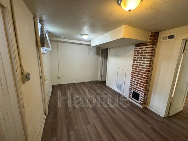 Building Photo - 1302 W Hays St