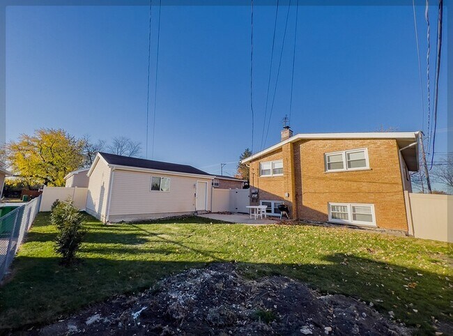 Building Photo - 7421 Roberts Rd