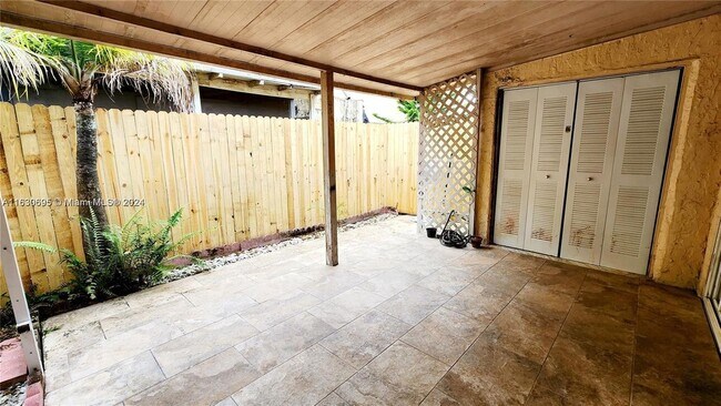 Building Photo - 6516 SW 41st Ct
