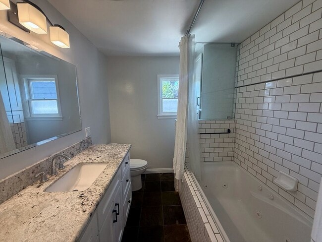 Building Photo - Spacious Silver Lake Charmer 2-bedroom, 1-...