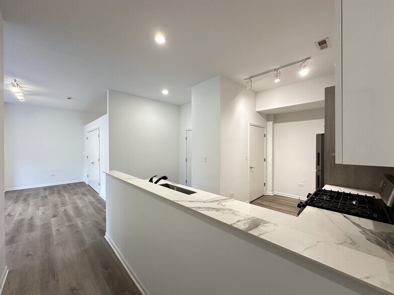 Building Photo - 2550 S Wabash Ave