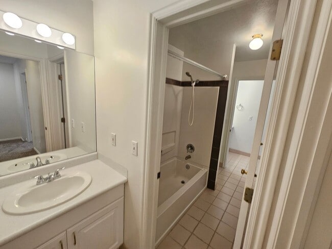 Building Photo - Spacious 3 Bd 2.5 Bath Townhouse in Bountiful