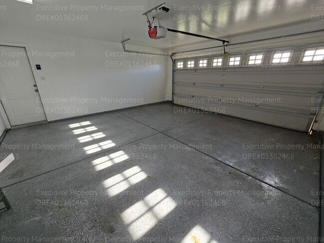 Building Photo - 4 bedroom/ 2 bathroom located in the South...