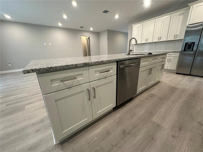 Building Photo - 9 Mimosa Ct W