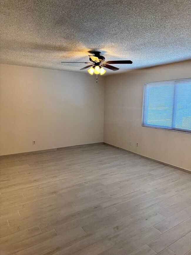 Building Photo - Stunning & Spacious 2 BR / 2.5 BA Townhome – Move-In Ready!