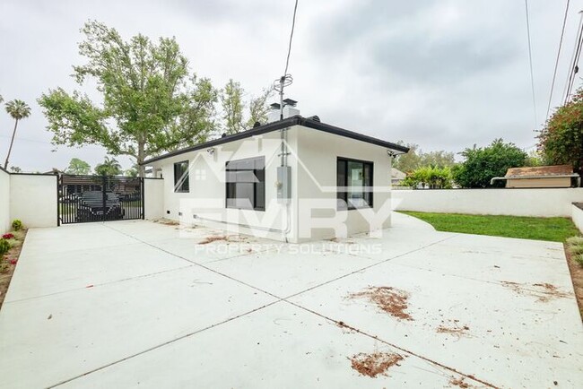 Building Photo - Amazing Deal 3 Bed 2 Bath House Arrington Ave Downey