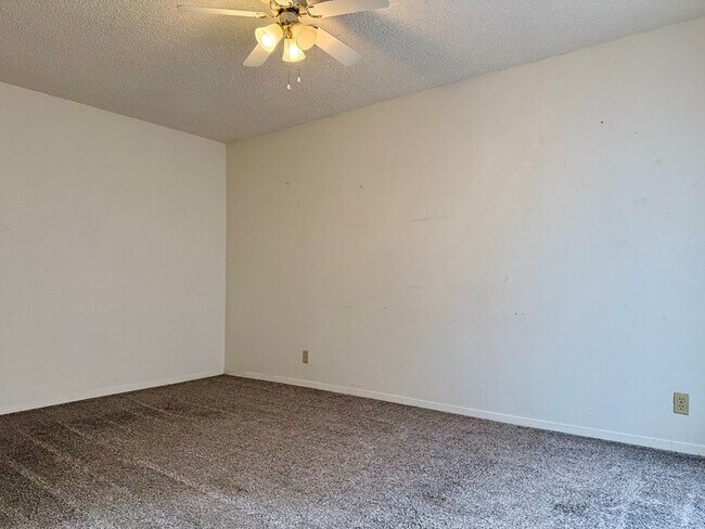 Building Photo - Home For Rent