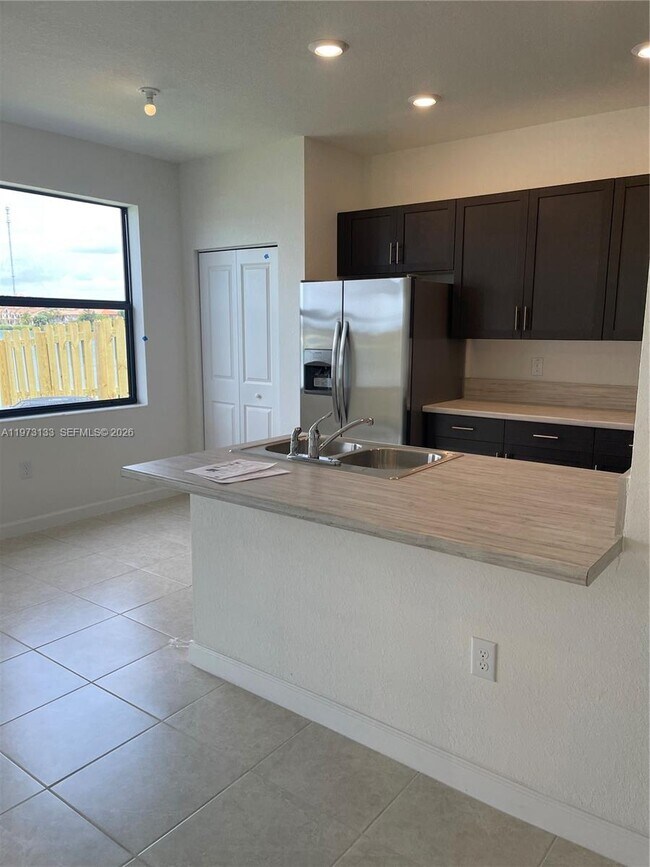 Building Photo - 20564 NE 5th Pl