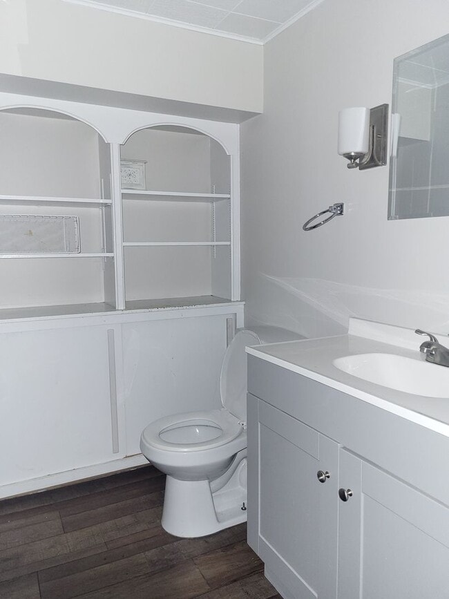 Building Photo - Three bedroom two bath located in North Hills!