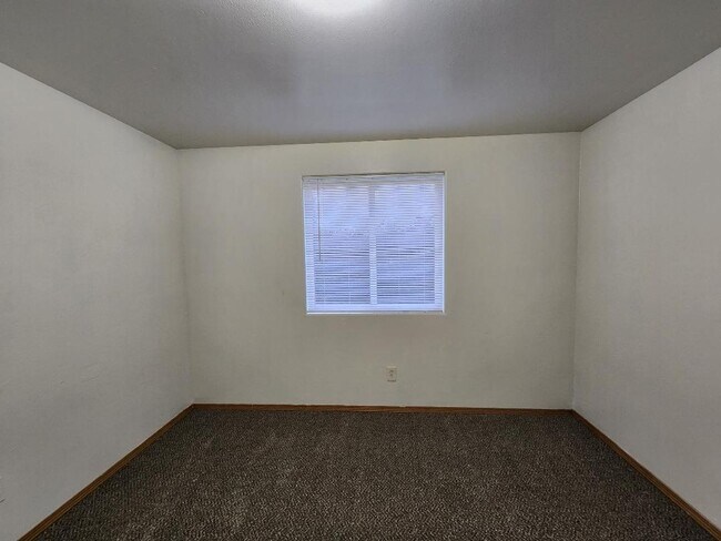 Building Photo - 3 Bdrm/2 Bath Single Level