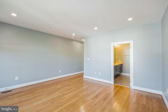 Building Photo - 1404 K St SE