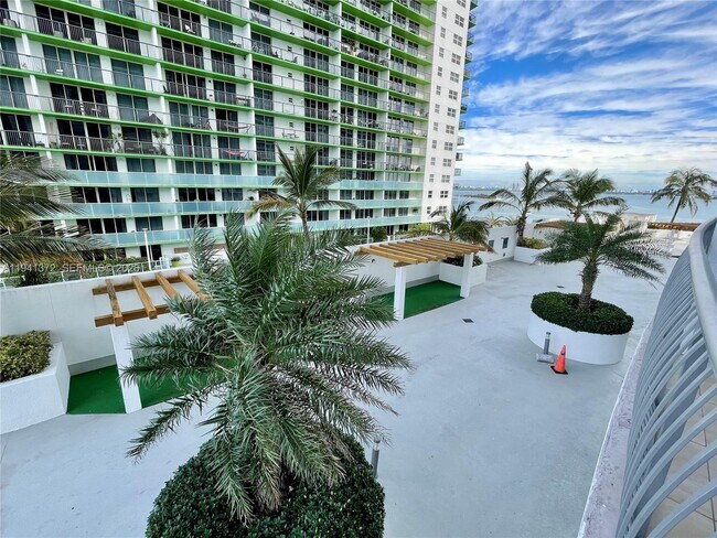 Building Photo - 1750 N Bayshore Dr