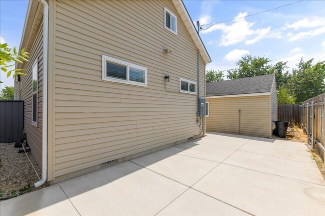 Building Photo - Remodeled 5 Bedroom Home Close to Boise St...