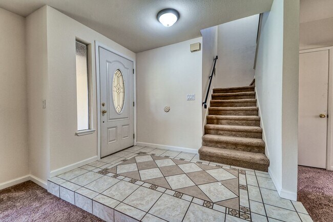 Building Photo - LARGE 5-bedroom 3 bath home in a great loc...