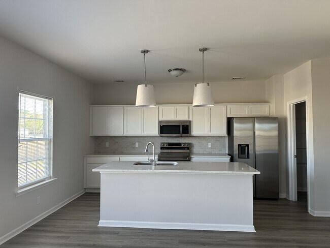 Building Photo - 96 Deerfield Dr NE