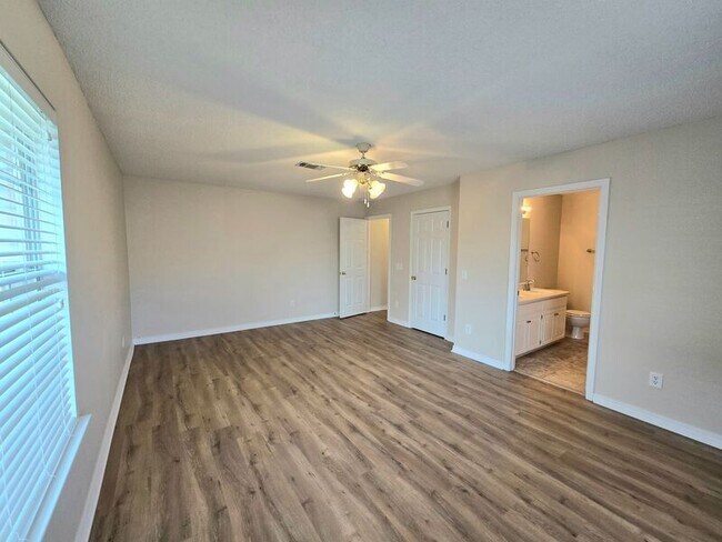 Building Photo - 3324 Village Green Dr