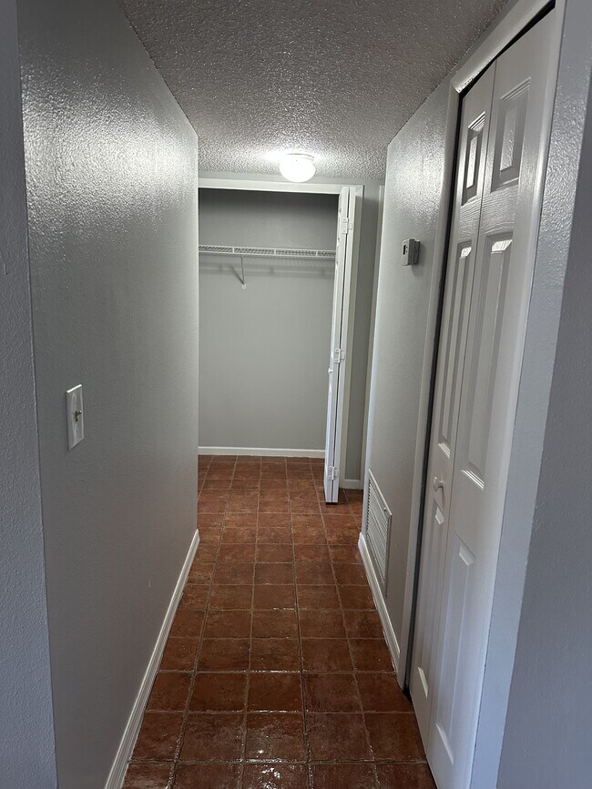 Building Photo - 836 Sky Lake Cir