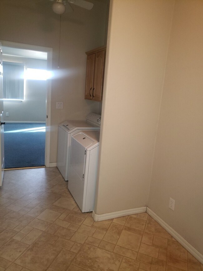 Building Photo - 3 bd 2 bath Golf Course Living