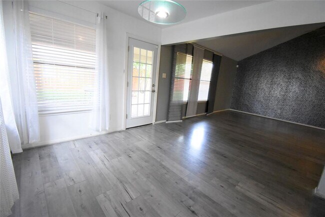 Building Photo - 10942 Heather Trail Dr
