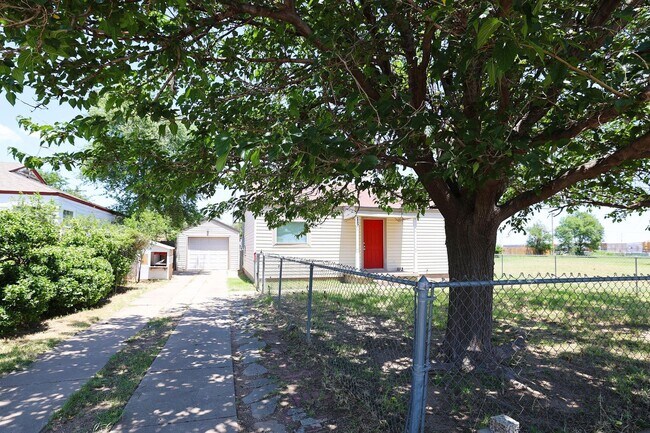 Building Photo - Cute home in Gables for rent~ 2 bed/1 bath