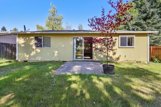 Building Photo - Move in ready now! West side cutie! 2 bed,...