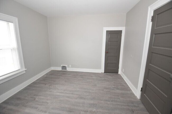 Building Photo - 2 bedroom Mishawaka Duplex