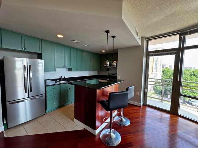 Building Photo - Luxury Fully Furnished 2BR/2BA Corner Cond...
