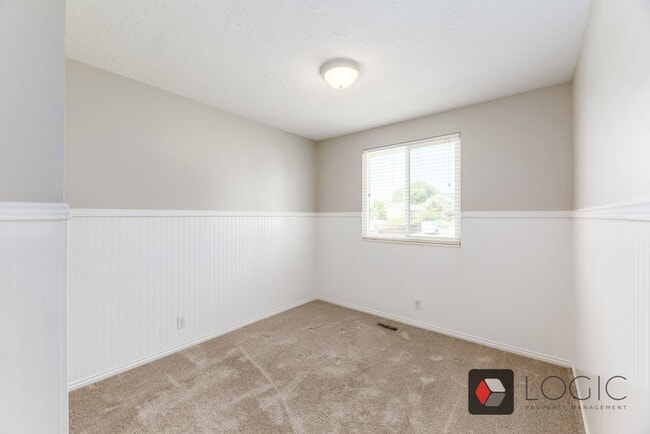 Building Photo - 835 W 2400 N St