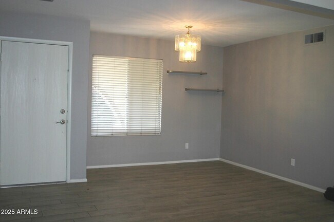 Building Photo - 2217 S Las Flores