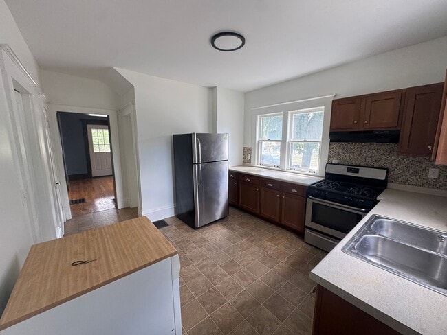Building Photo - Large 4 Bedroom home!