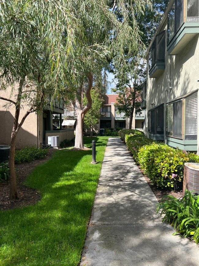 Building Photo - Large 2 Bedroom, 2 Bath Condo with 2 Parking and Community Pool