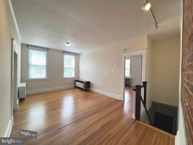 Building Photo - 1333 W 40th St