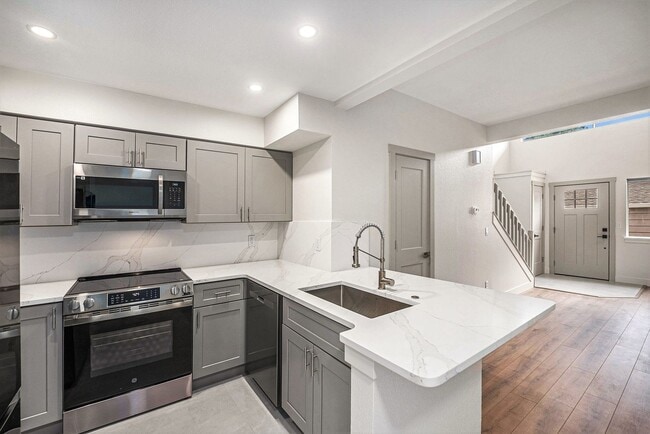 Building Photo - 1 Bed 1.5 Bath, 1 Car Attached Townhome in...