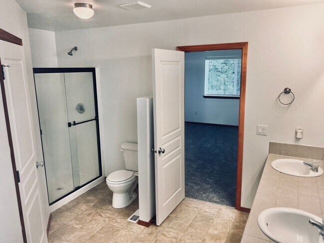 Building Photo - Enormous 4 Bed 2.5Bath + Bonus Room Great Lacey Neighborhood